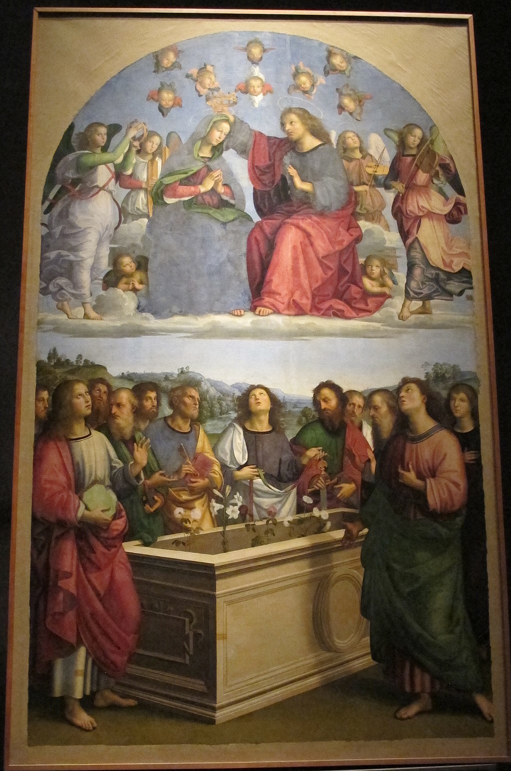 Nótese que la parte superior de la Coronación de la Virgen es mucho más luminosa, dividiendo las escenas de la tierra y el cielo.