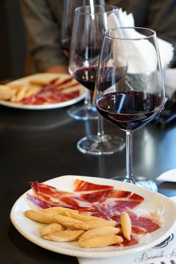 Casa González es un gran bar de vinos, así como uno de los mejores lugares para comprar jamón ibérico en Madrid.