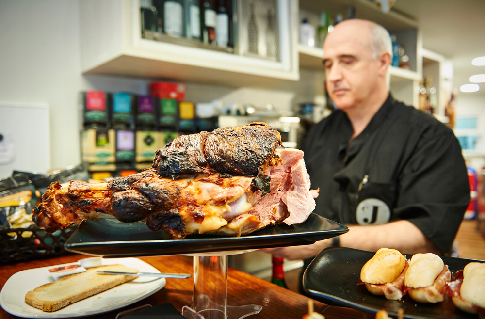 ¿No sabes dónde comer en el barrio de Amara San Sebastián? La deliciosa comida de Casa Javier es una gran elección, como este espectacular muslo de pollo asado con verduras asadas