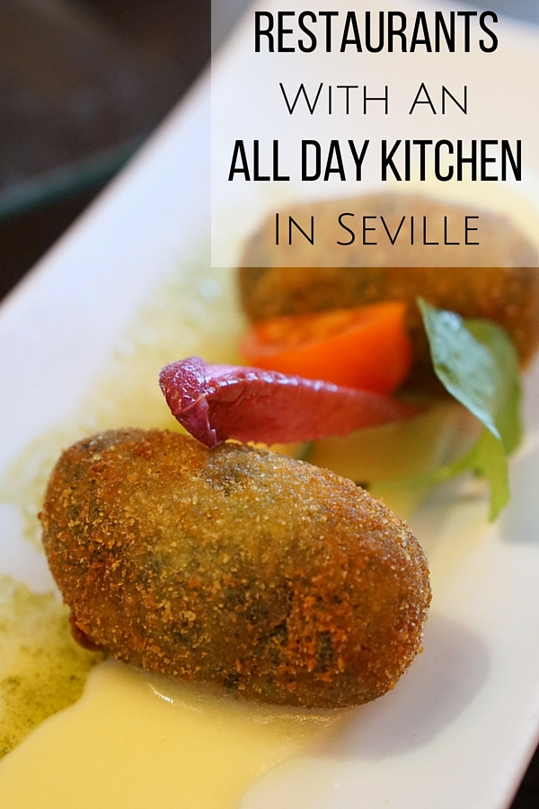 Has oído hablar del horario de comidas español, ¿verdad? Pero, ¿qué debes hacer si tienes hambre en Sevilla a las 6 de la tarde y no quieres acabar en una trampa para turistas? ¡Consulte nuestra guía de viaje de los mejores bares y restaurantes de la ciudad que están abiertos todo el día! ¡El antojo de tapas nunca es un mal momento para nosotros! #travelhacks #traveltips #tapas #foodie #spain #europe