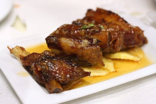 No nos cansamos de las deliciosas costillas de cerdo en Robadora, ¡un imprescindible en tu ruta gastronómica por el Raval!