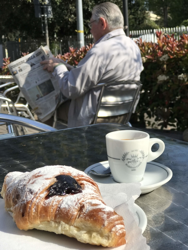 La cultura del café de Roma es más popular que nunca, y los lugareños acuden en masa a los bares para disfrutar del café y los pasteles de cornetto.