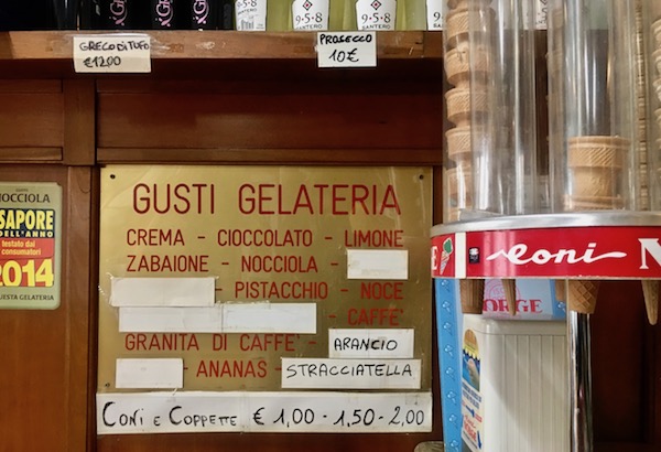 Cartel de listado de sabores de helado en Roma.
