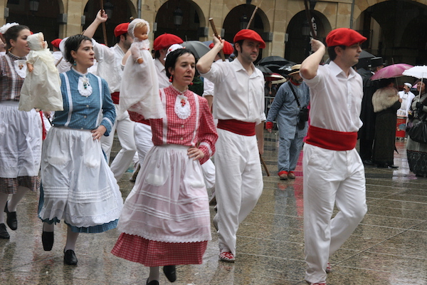 El desfile de Inudeak eta Artzaiak es una de nuestras fiestas favoritas en San Sebastián.