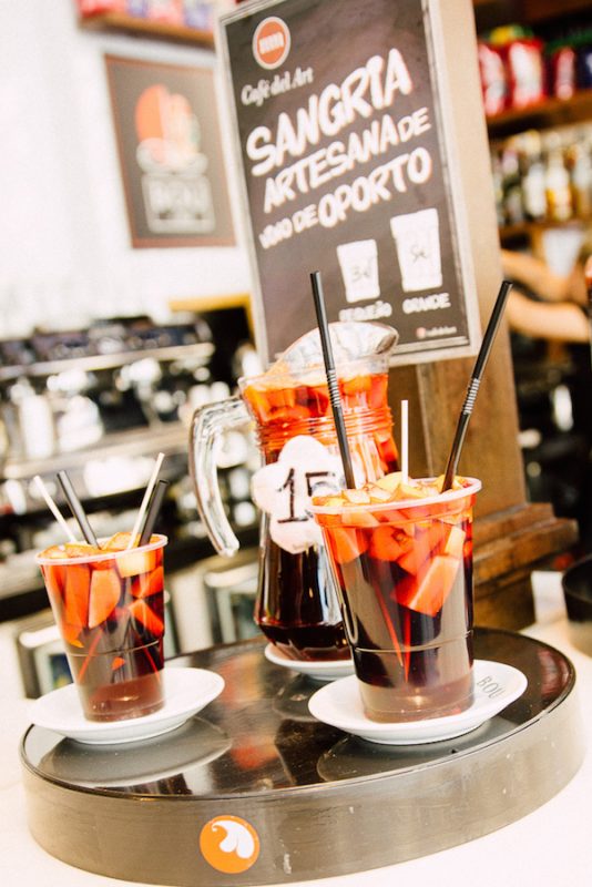 Es fácil encontrar sangría en Barcelona, ​​pero hay lugares que destacan mucho, como el Bar Oviso.