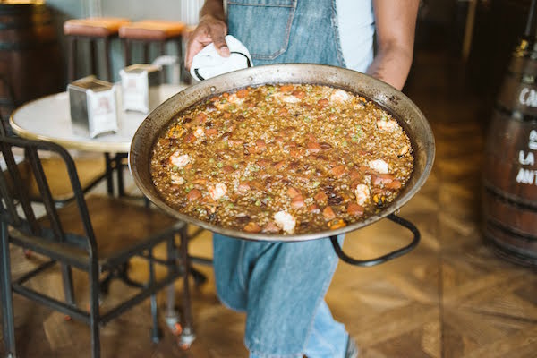 Paella en un plato para servir (paellera)