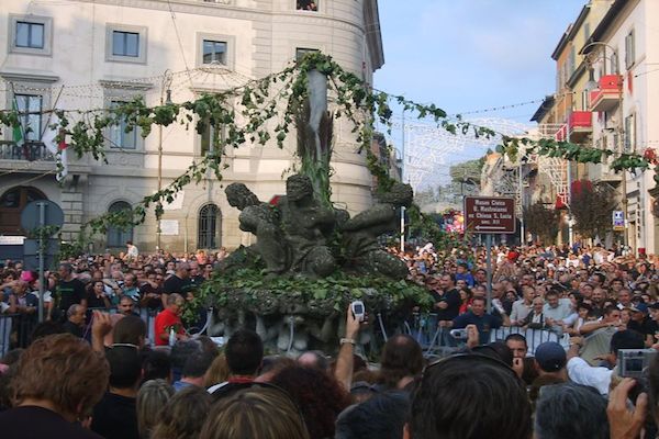 En Marino, cada otoño hay un festival donde las fuentes de la ciudad brotan con vino tinto.