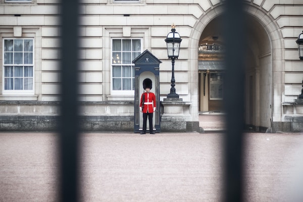 ¡Termine su recorrido a pie autoguiado por Londres con un vistazo de los famosos guardias!