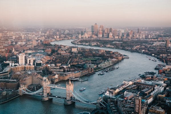El Tower Bridge es uno de los lugares más emblemáticos de la ciudad y debería formar parte de todos los recorridos a pie autoguiados por Londres.