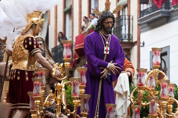 Los detalles intrincados se ven a menudo en las carrozas de Semana Santa en Sevilla: ¡esculturas llamativas!