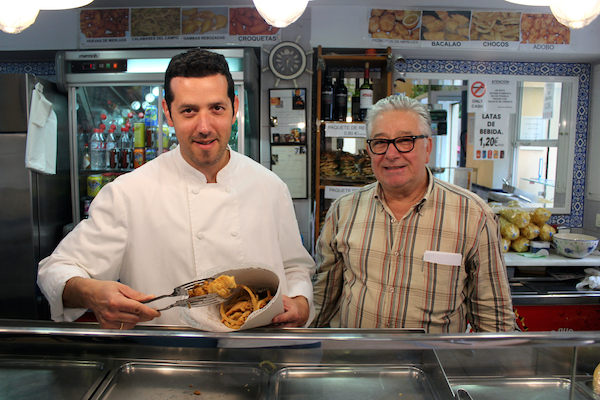 Cuando planifiques dónde comer en el barrio de El Arenal de Sevilla, no te olvides de esta encantadora freiduría de pescado familiar, Freiduría La Isla.