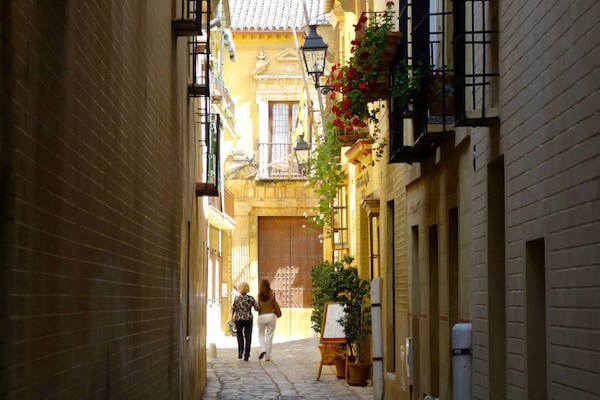 Una de las cosas que debes saber antes de viajar a Sevilla es que la ciudad prácticamente cierra para la siesta entre las 2 y las 5 de la tarde.
