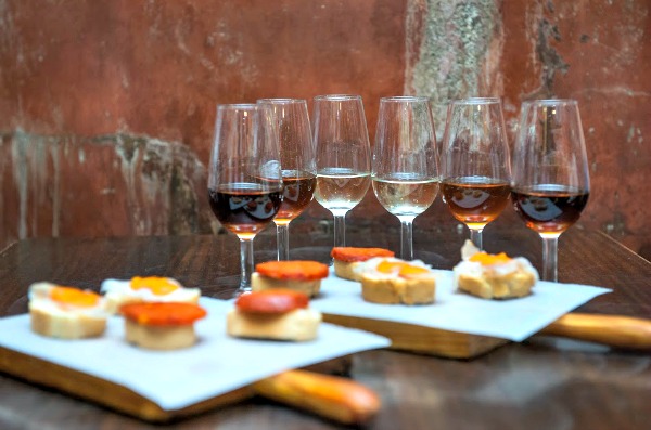 Los vinos de Jerez son una parte integral de la cultura gastronómica local en Sevilla.