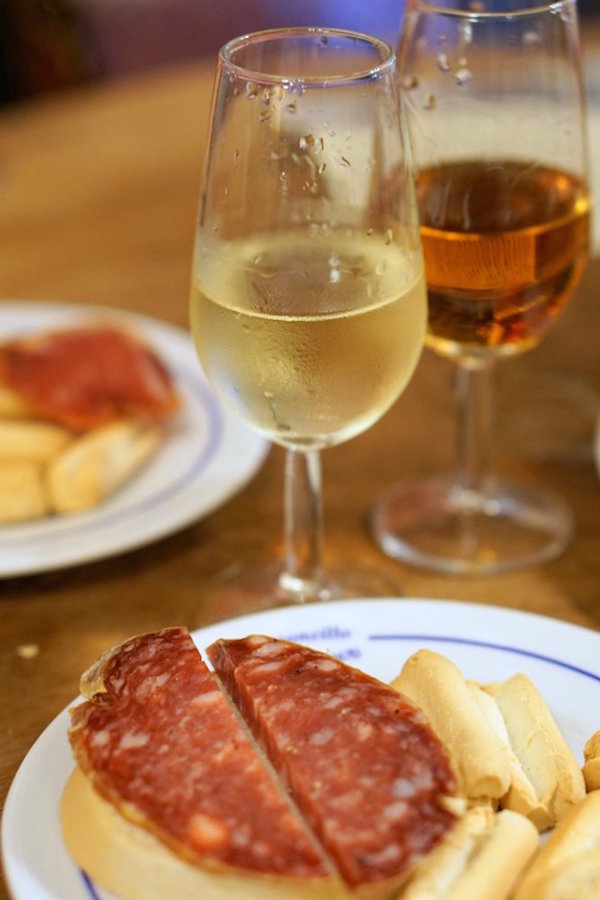 Casa Ricardo es uno de nuestros bares favoritos en Sevilla. ¡Toma asiento en el bar y disfruta de un buen jerez!