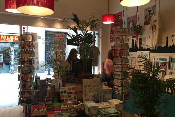 ¡Disfruta de algunas tiendas increíbles alrededor de Las Ramblas para algunas de las mejores compras en Barcelona! ¡Es el lugar perfecto para vivir como un local en Barcelona!