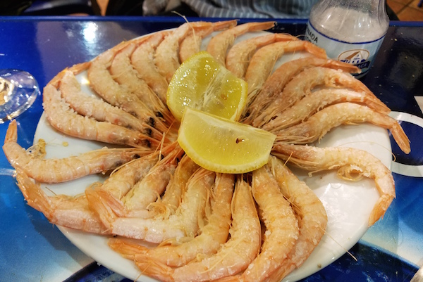 Si te preguntas dónde comer temprano en Barcelona, ​​¡te recomendamos probar el pescado más fresco de la ciudad en Botafumeiro!