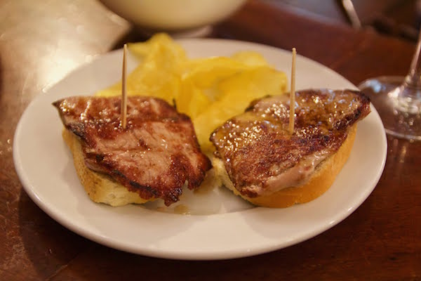 No hace falta pensar dónde comer en Sevilla. ¡Ve directo a Paco España en Triana!