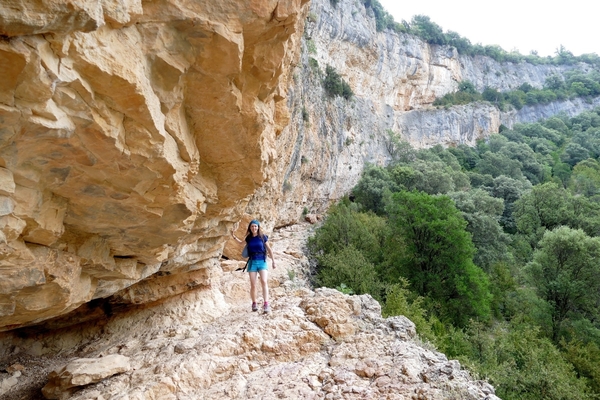 Sofía caminando por las montañas
