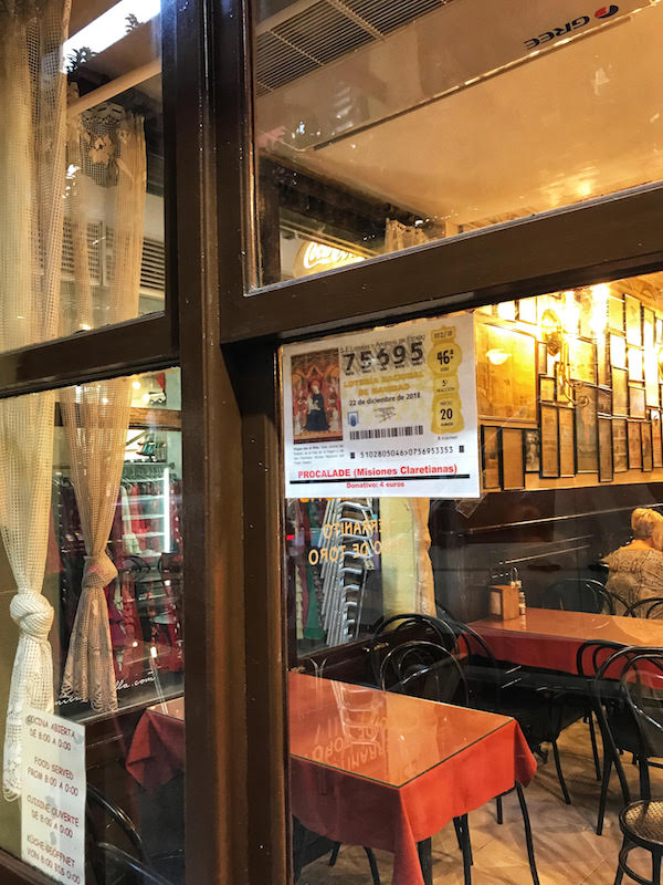Todo el mundo se divierte cuando se trata de la lotería navideña española. ¡Puedes encontrar entradas en cualquier lugar, incluso en el bar!