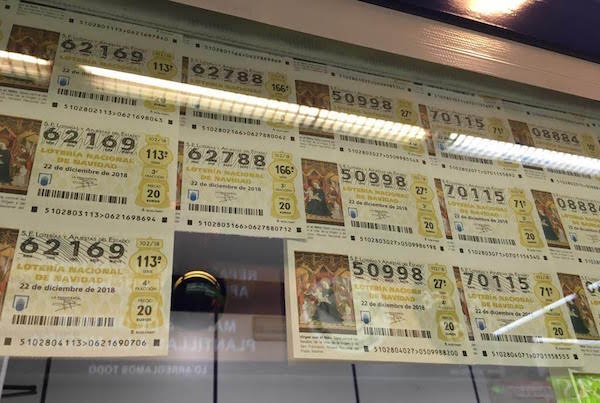 La lotería española de Navidad es una de las loterías más singulares del mundo. El premio mayor no es el más grande, ¡pero puedes compartirlo con tu familia y amigos si ganas!