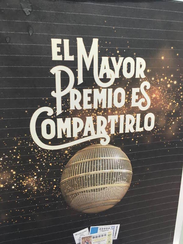 La mejor parte de la lotería de Navidad española es compartir el premio con las personas que más te importan. 
