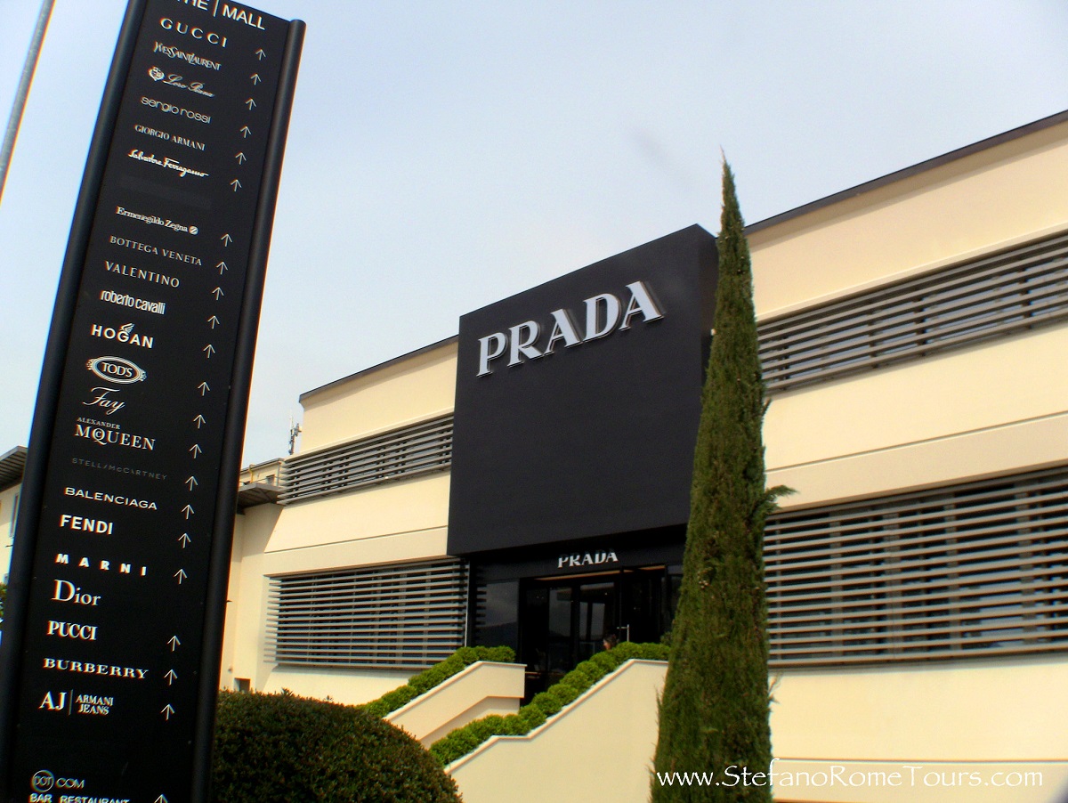 El exterior de la tienda Prada en un centro outlet de diseñador en Italia