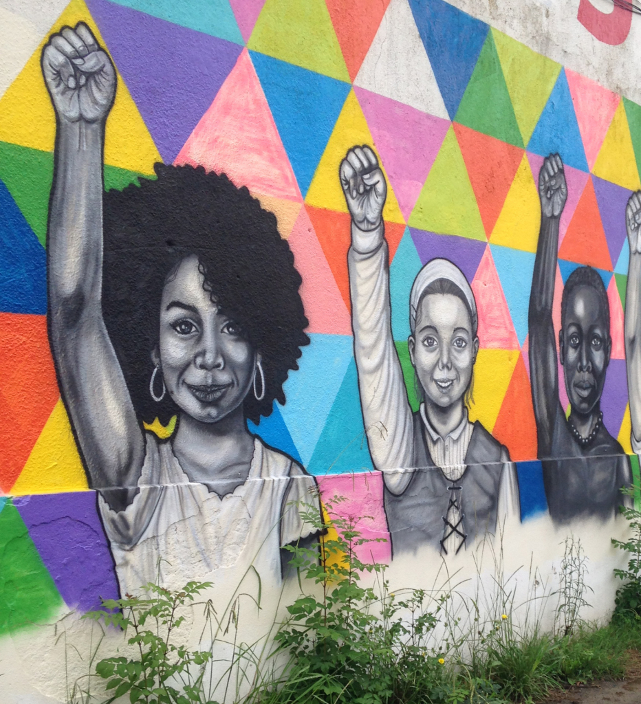 Hay mucho arte callejero colorido en San Sebastián, como esta pieza cerca de la estación de tren de Añorga.