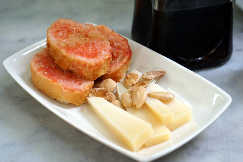 Un consejo importante sobre cómo comer como un local en Barcelona es tomar un refrigerio antes del almuerzo o la cena, ¡especialmente los fines de semana!