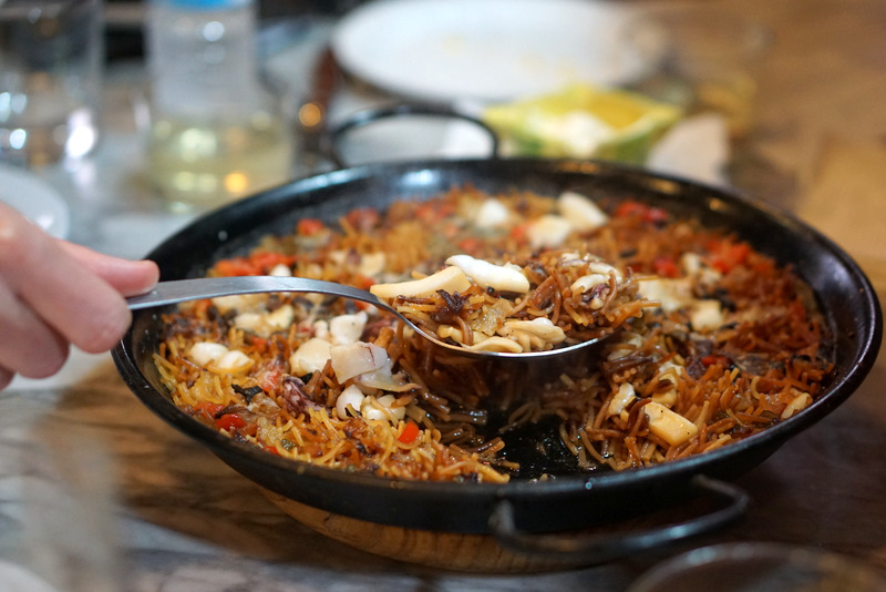 ¿Te estás preguntando qué comer en Barcelona? ¡Prueba Amazing fideuá, la prima de la paella en Barcelona, ​​en nuestro tour gastronómico Sabores, Tapas y Tradiciones de Barcelona! ¡Descubre todas las comidas increíbles para probar mientras estás aquí! ¡Este es el mejor consejo para una guía de viaje de Barcelona!