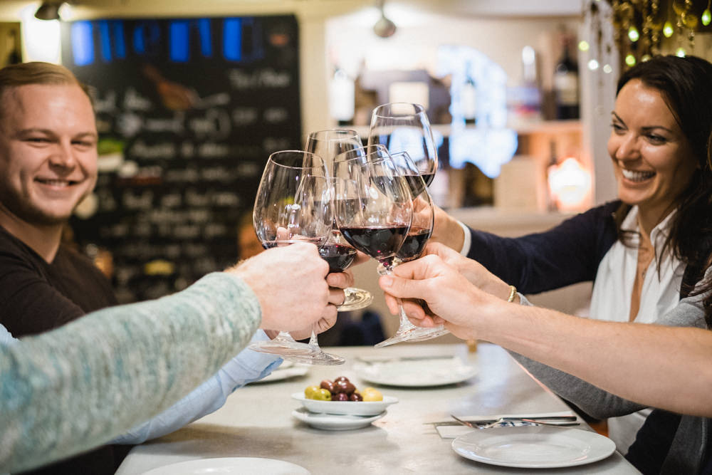 Cómo comer como un local en Barcelona: ¡asegúrate de probar algunos de los vinos locales!
