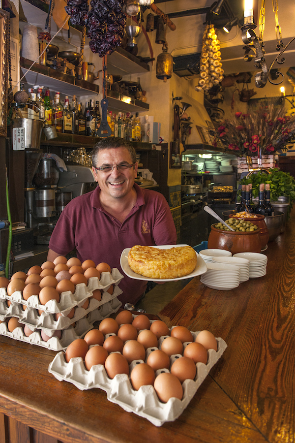 La tortilla de patatas es una de las mejores tapas sin carne de nuestra guía vegetariana de Sevilla. ¡Ve a La Taberna para disfrutar del mejor trozo de la ciudad!