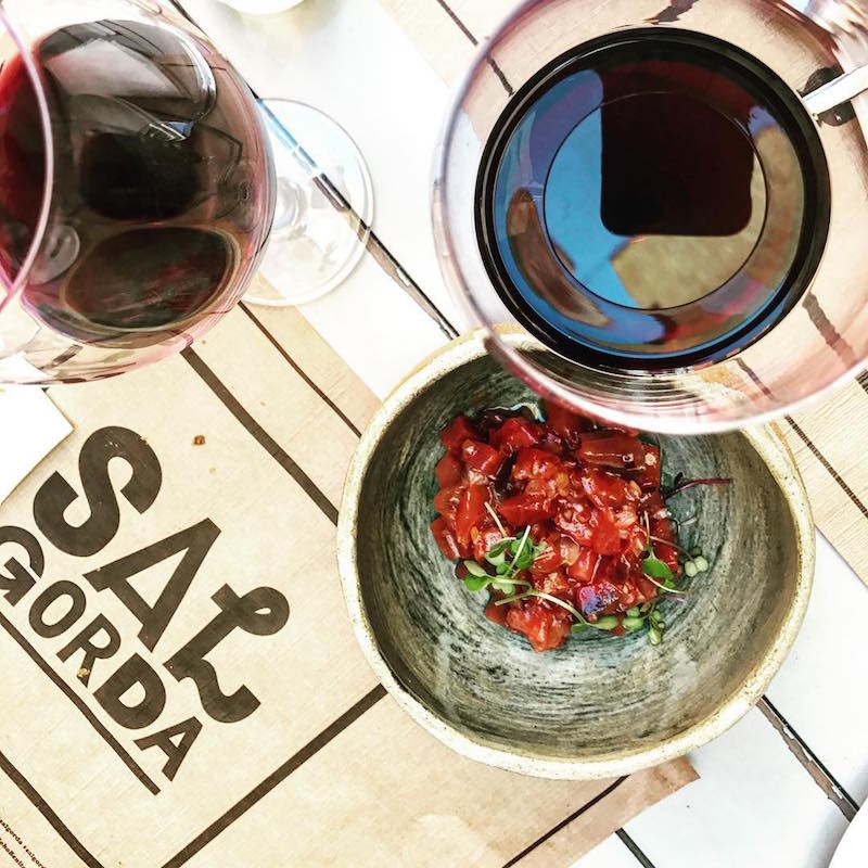 ¡Disfrute de un relajante almuerzo de tapas en el favorito local Sal Gorda mientras visita Sevilla el domingo!