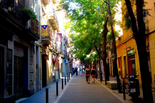 Si estás buscando una de las mejores cosas que hacer en Gracia, ¡asegúrate de visitar esta hermosa calle!
