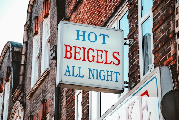 Curar los bocadillos nocturnos en Beigel Bake es una de nuestras cosas favoritas para hacer en Londres por la noche.