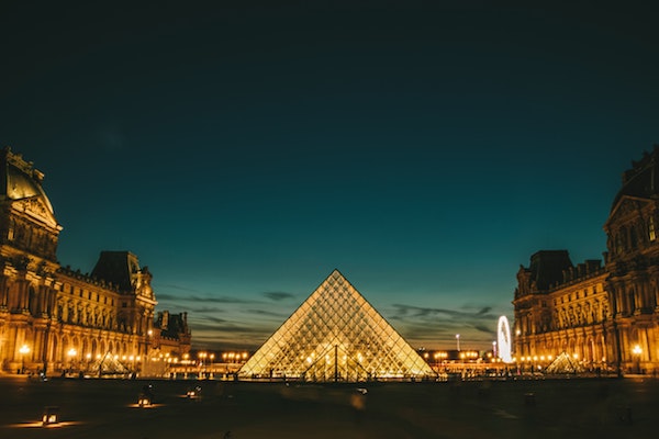 ¡Visitar el Louvre después del atardecer es una de nuestras cosas favoritas para hacer en París por la noche!