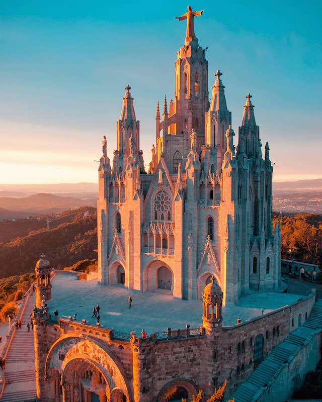 ¡El Tibidabo es un lugar mágico para ver la puesta de sol en Barcelona!