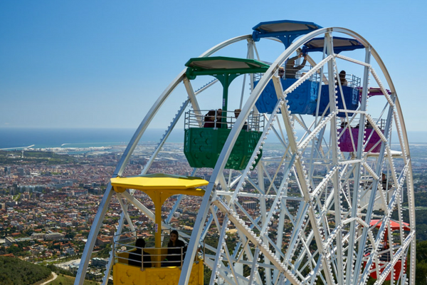 ¡Una de las mejores cosas que hacer en Barcelona para familias es definitivamente un viaje a este increíble parque temático!