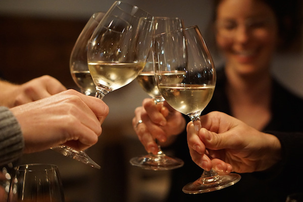No es tan conocido como otros blancos españoles, ¡pero Rueda Verdejo es uno de los mejores vinos para pedir en San Sebastián!
