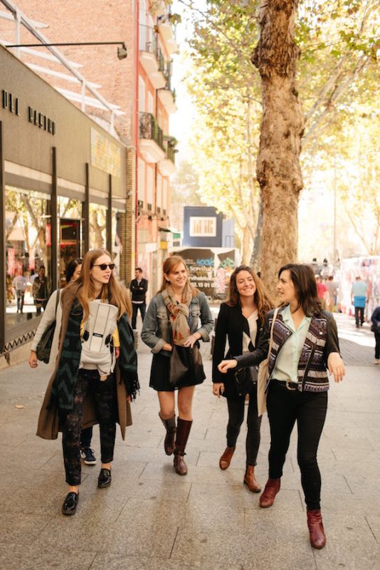 ¡Explorar la famosa escena comercial de la ciudad es imprescindible durante tu despedida de soltera en Barcelona!