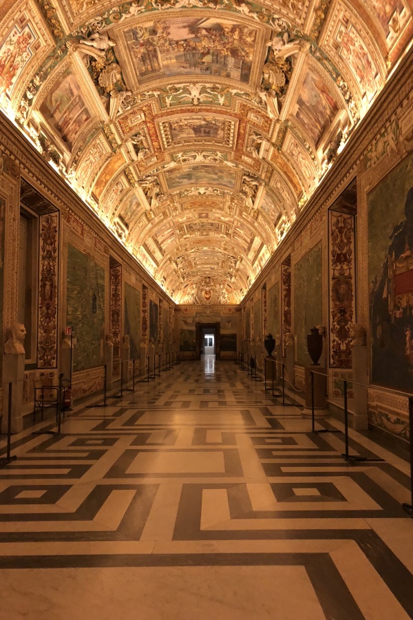 La Sala de los Mapas de los Museos Vaticanos en Roma. Visitarla es uno de los mejores consejos de viaje para Roma.