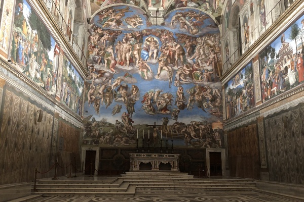 Aquí se muestra una vista desde el interior de la Capilla Sixtina, y uno de nuestros mejores consejos para viajar a Roma es visitarla temprano.