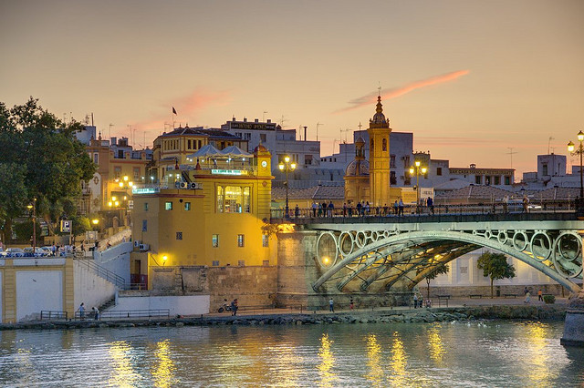 ¿Quieres descubrir Sevilla de una forma creativa? Echa un vistazo a estos 5 tours únicos en Sevilla. ¡Explora como un local en los Tours de Sevilla que son perfectos para ti! Ver el histórico barrio de Triana de noche es una parte integral del Sunset Bike Tour. 