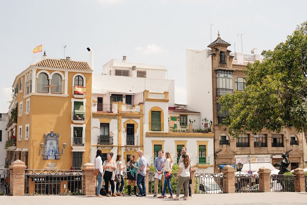 Termina tus 7 días en Sevilla pasando un día relajante explorando el barrio de Triana.
