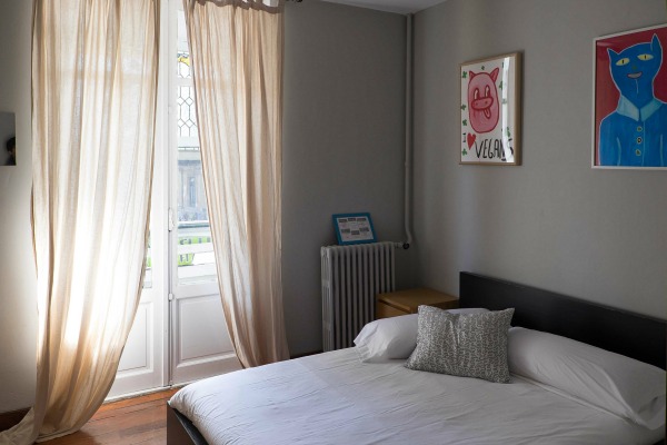 The Urban Hostel es una parte digna de nuestra guía de los mejores hoteles y hostales en San Sebastián por su estilo sobrio, amplias habitaciones y ambiente acogedor.