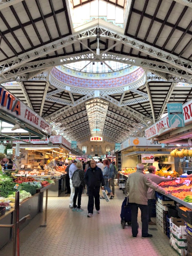 Mézclate con la multitud durante un viaje en solitario por España en el Mercado Central de Valencia.
