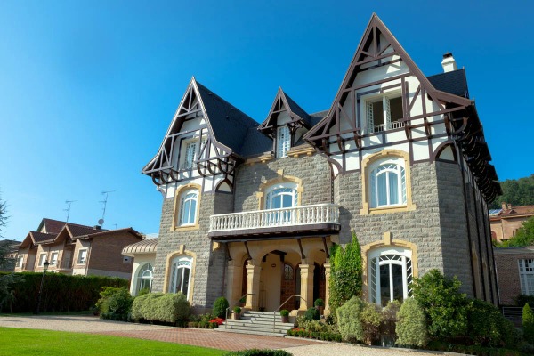 Nos encanta el ladrillo gris, la sensación tradicional del exterior del Hotel Villa Soro, definitivamente uno de los mejores hoteles y hostales en San Sebastián.
