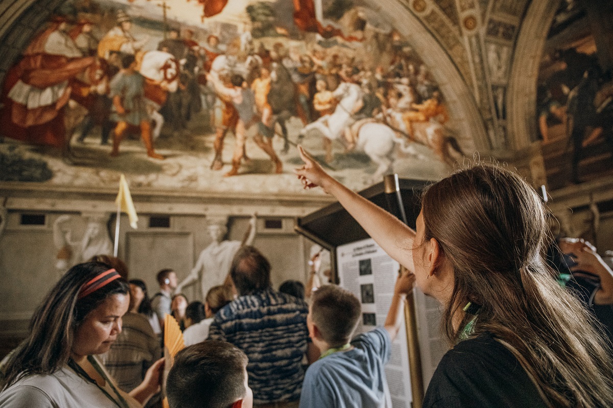 Una guía es una excelente opción para comprender más sobre la extensa colección del Museo de la Ciudad del Vaticano.