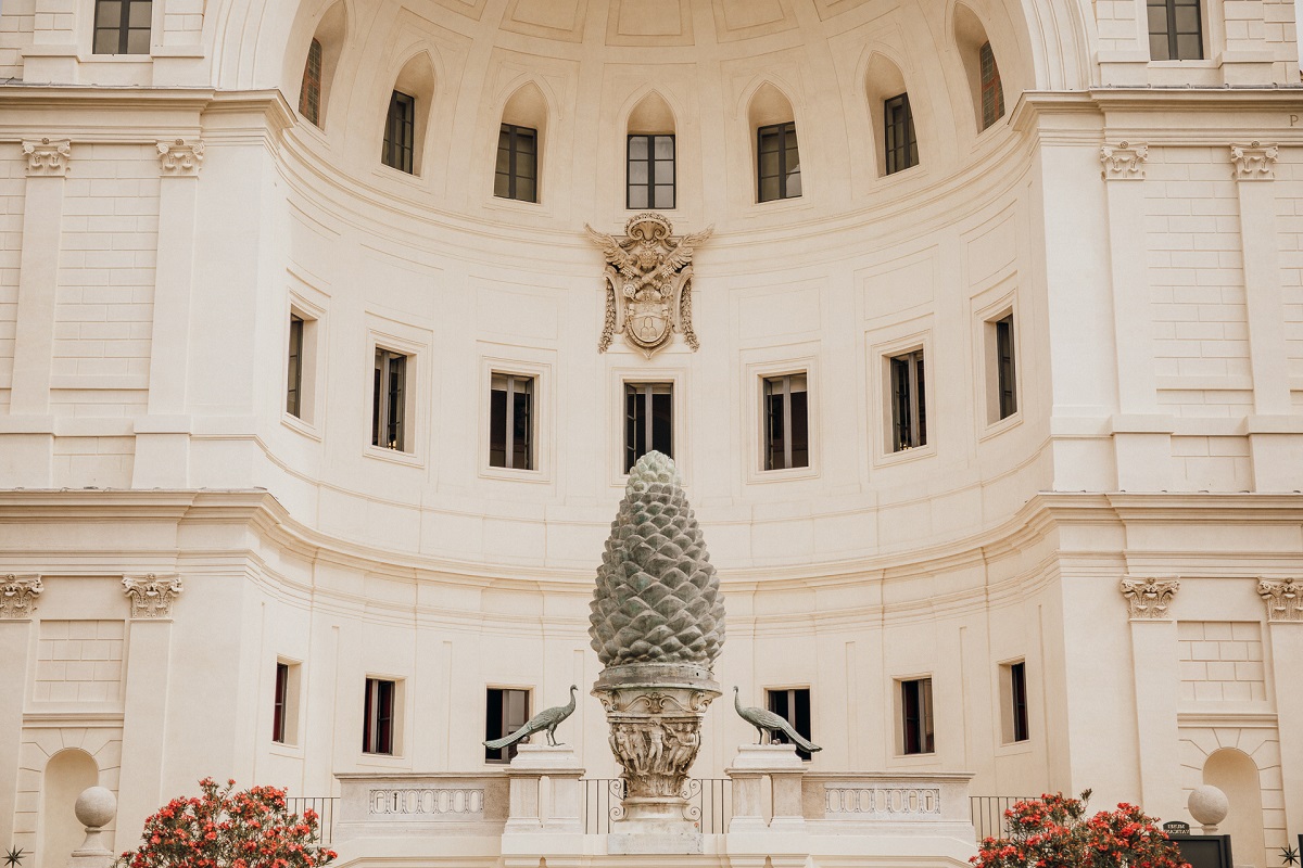 El Cortile della Pigna, o Pinecone Courtyard, presenta una estatua de una piña que solía ser una fuente.