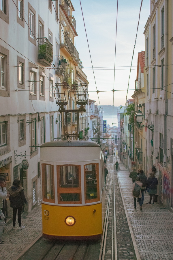 Una de las 10 maneras de saber que está interesado en Lisboa: ¡sáltese el funicular y camine en su lugar!
