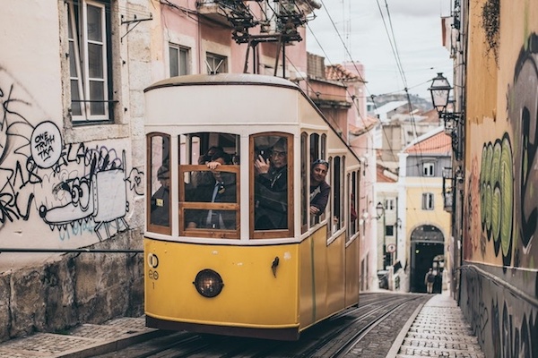 Viajar en el icónico tranvía amarillo es una de las cosas más populares para hacer en Lisboa.